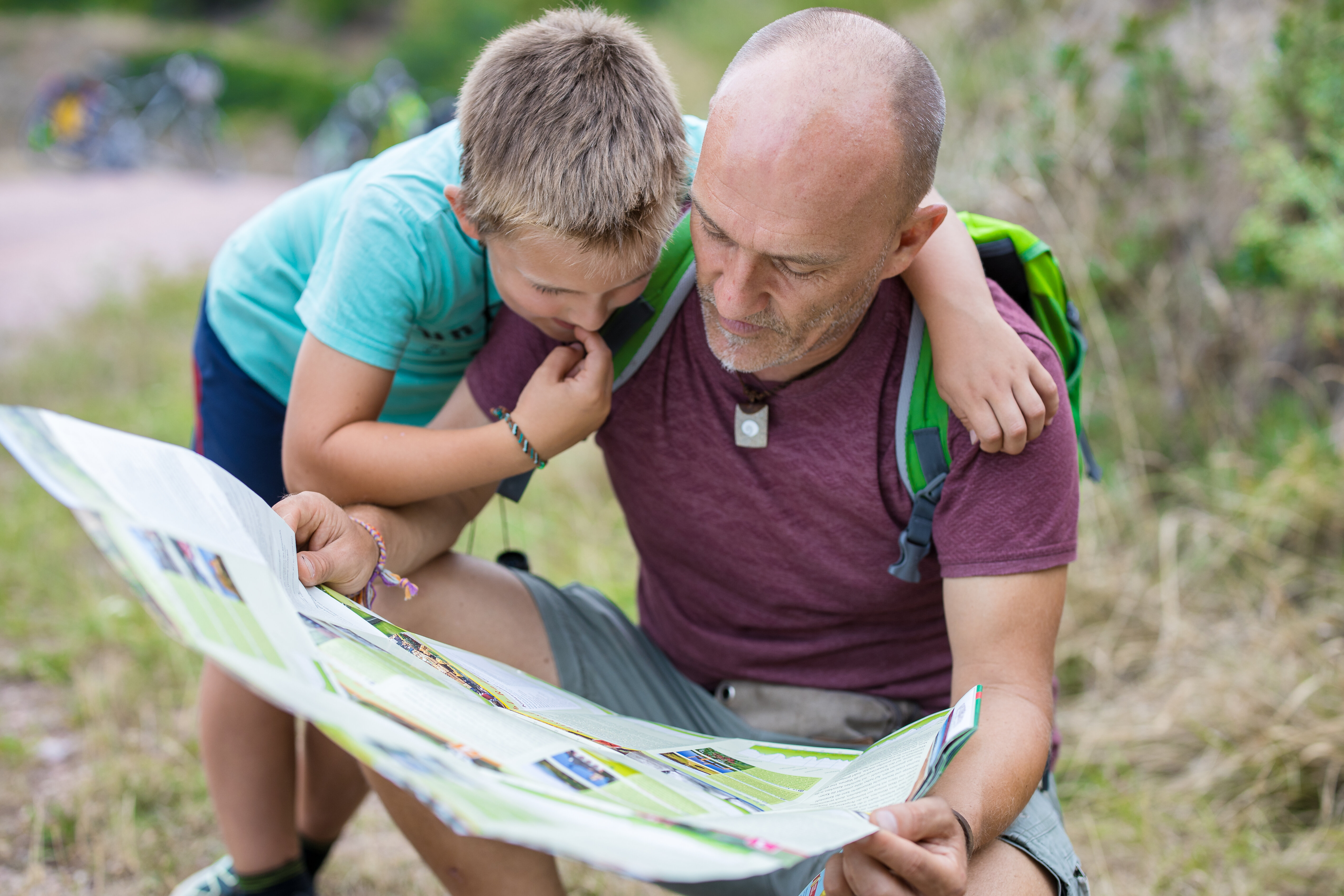 vater mit sohn und wanderkarte | © NGK/Schröder-Esch