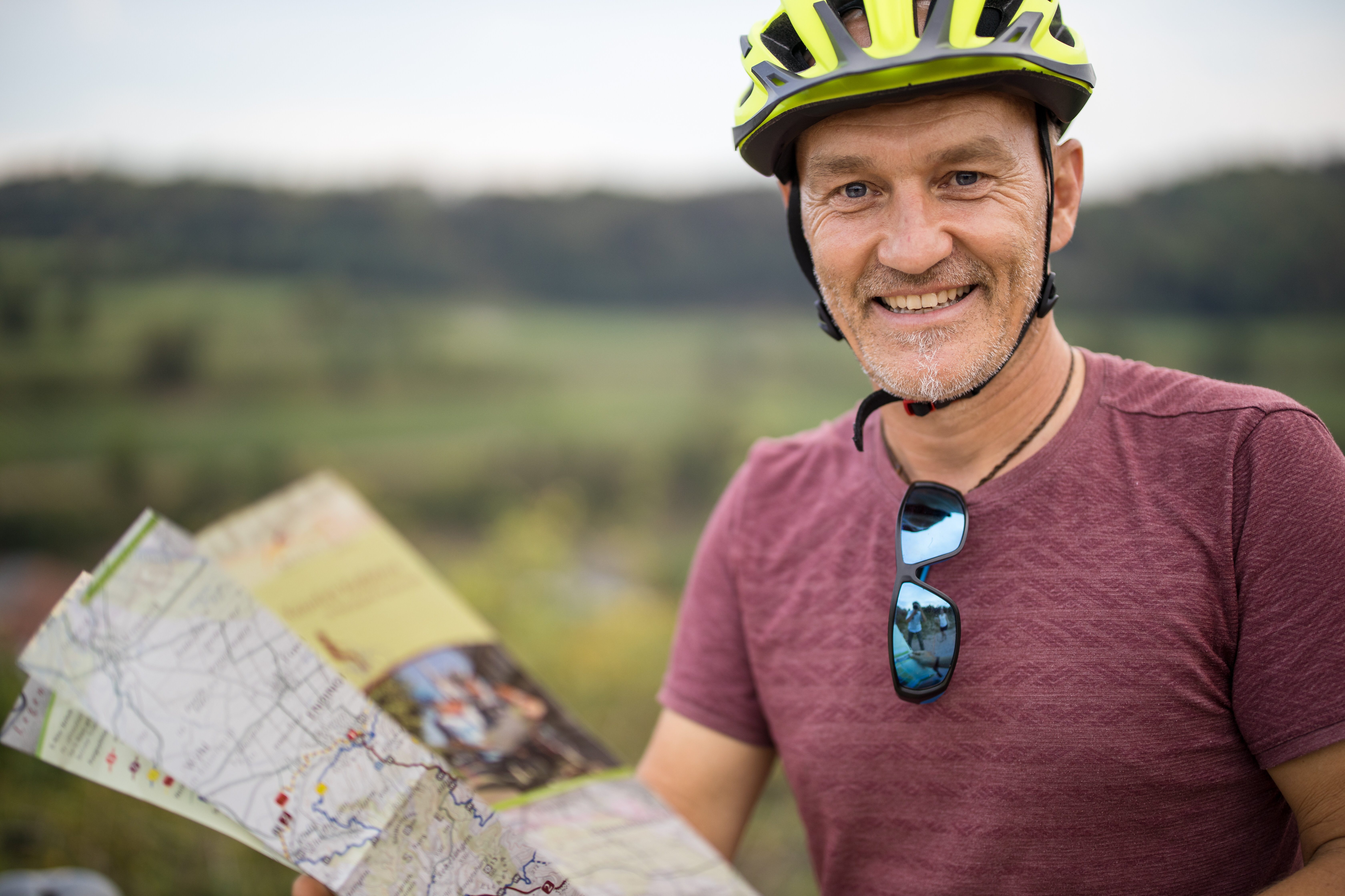 Mann mit Fahrradkarte | © NGK/Schröder-Esch